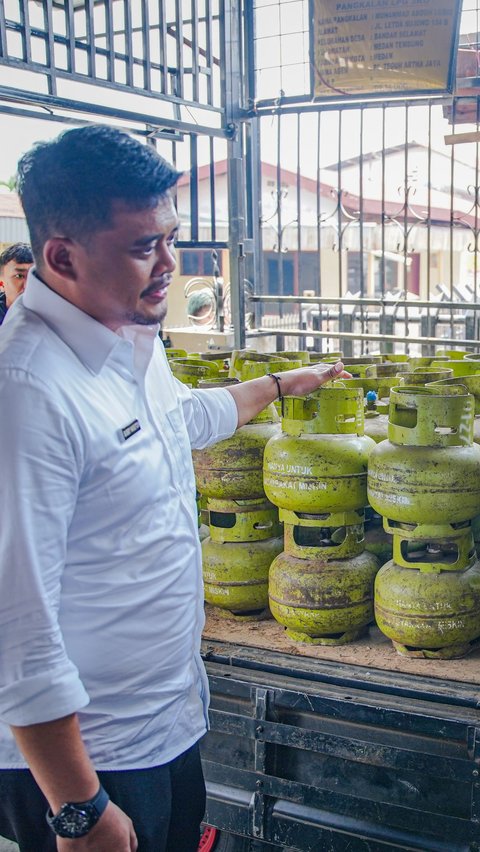 Bobby juga tampak mencecar pertanyaan kepada pihak Pertamina yang ikut pada sidak tersebut.