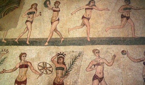 Mosaik Romawi kuno menggambarkan perempuan memakai bikini. Mosaik ini ditemukan di situs Villa Romana del Casale di Pompeii, Italia.