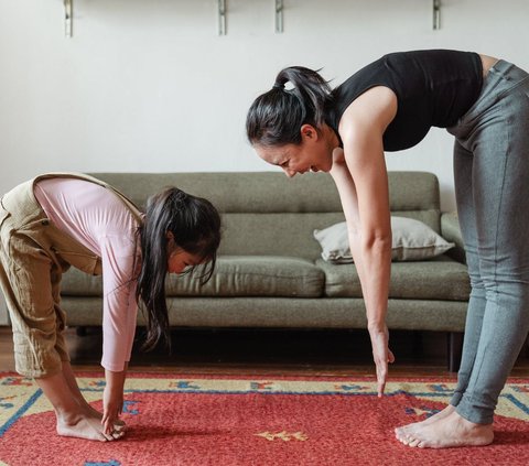 Berikut beberapa gerakan sederhana yang bisa dilakukan di rumah. Tak hanya bisa menjaga kebugaran tapi jika rutin dilakukan juga akan membuat tubuh menjadi lebih langsing.