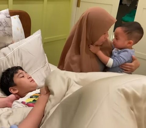 Tingkah Jahil Rafathar Ambil Alih Kasur Sang Adik, Rayyanza Gak Rela Sampai Nangis Kejer