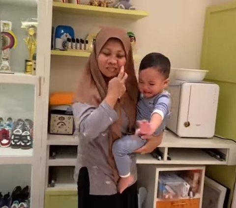 Tingkah Jahil Rafathar Ambil Alih Kasur Sang Adik, Rayyanza Gak Rela Sampai Nangis Kejer