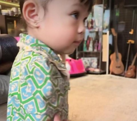 Baby Ameenna Tampil Cantik dan Modis Pas Mau Sekolah, Outfitnya Buat Netizen Terpesona