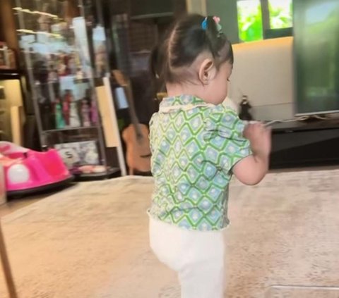 Baby Ameenna Tampil Cantik dan Modis Pas Mau Sekolah, Outfitnya Buat Netizen Terpesona