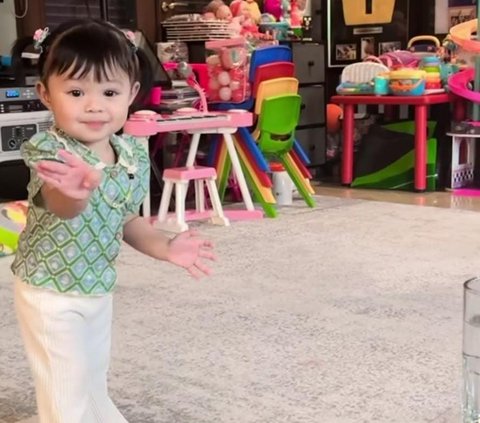 Baby Ameenna Tampil Cantik dan Modis Pas Mau Sekolah, Outfitnya Buat Netizen Terpesona