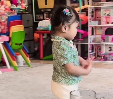 Baby Ameenna Tampil Cantik dan Modis Pas Mau Sekolah, Outfitnya Buat Netizen Terpesona