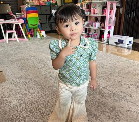 Baby Ameenna Tampil Cantik dan Modis Pas Mau Sekolah, Outfitnya Buat Netizen Terpesona