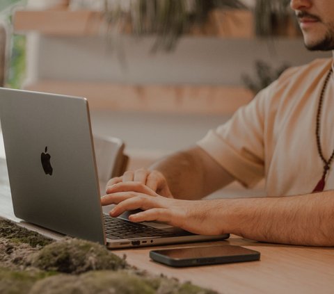 Posisi membungkuk yang kamu lakukan ketika bermain ponsel atau menggunakan laptop bisa menyebabkan leher menjadi kaku. Posisi membungkuk ini membuat otot dan jaringan lunak di leher menjadi tegang.