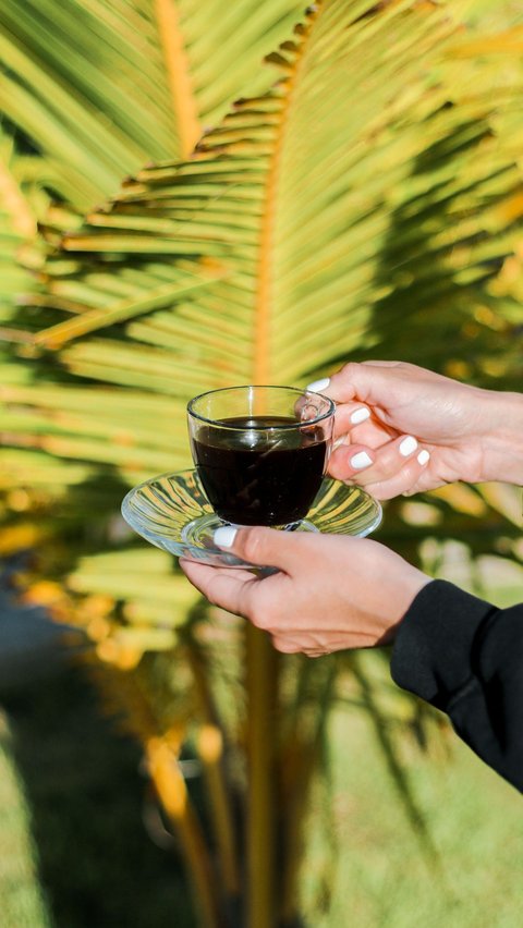 Mana yang Lebih Bikin Melek antara Es Kopi atau Kopi Panas?