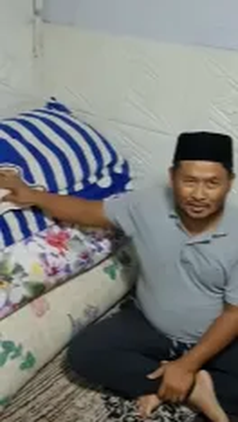 Saking kecilnya, tempat tidur Jaya harus dilipat. 