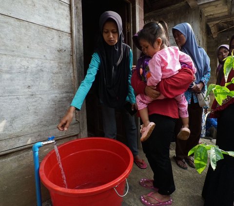 Ganjar Beri Bantuan Air Bersih di Banjarnegara, Warga Tak Perlu Lagi Turun ke Sungai Bawa Ember