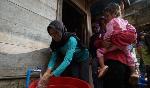 Sementara itu salah satu penerima bantuan SPAM bernama Kasinem menuturkan, sebelum ada bantuan harus turun ke sungai untuk mengambil air bersih menggunakan ember.