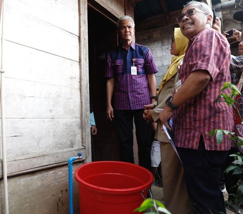 Gubernur Jawa Tengah Ganjar Pranowo, kembali menyalurkan sejumlah bantuan untuk percepatan pengentasan kemiskinan. Kali ini, Ganjar membantu Sistem Penyediaan Air Bersih (SPAM) ke masyarakat desa.