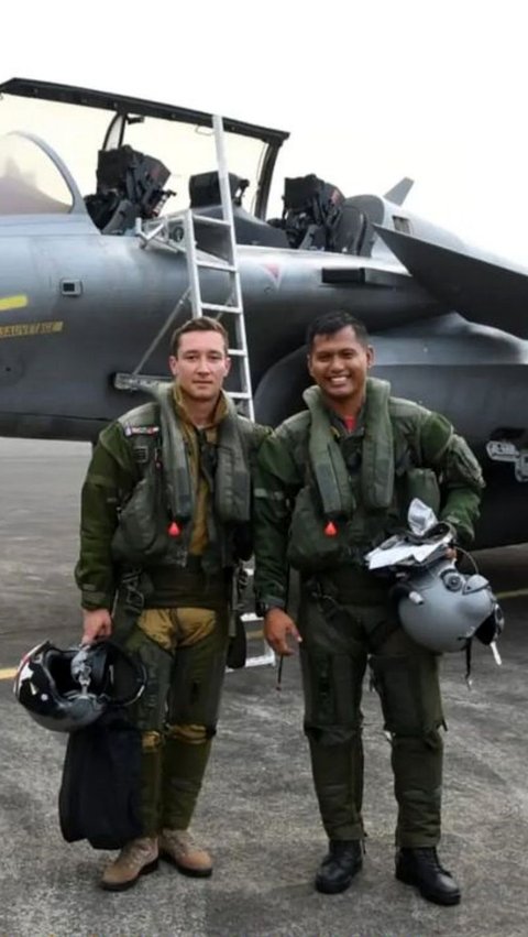 Dengan didampingi seorang pilot AU Prancis, Dedi 'Kingbee' memanfaatkan kesempatan ini untuk mengeksplorasi kemampuan dan kecanggihan pesawat yang rencananya dibeli Indonesia.