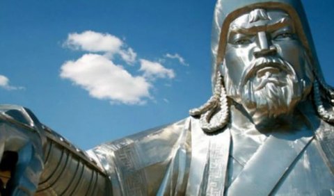 Genghis Khan dan putra-putranya dikenal karena kebrutalan dan pemerkosaan yang mereka lakukan. Jumlah cucu Genghis Khan juga sangat mencengangkan. Putra tertua punya 40 anak laki-laki dan beberapa anak perempuan. Salah satu cucunya punya 22 anak laki-laki yang sah. Melihat fakta itu, maka sangat mungkin banyak orang yang merupakan keturunan Genghis Khan.