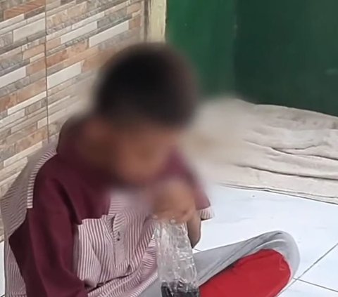 Anak SD di Purwakarta, Jawa Barat memiliki kecanduan yang tak biasa. Sehari-hari, ia candu menghirup aroma bensin. Akibat kebiasaan buruknya yang tak bisa dikontrol tersebut, anak 12 tahun ini terpaksa putus sekolah.