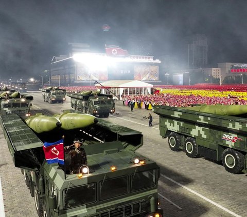 Pemimpin Korea Utara, Kim Jong-un menggelar arak-arakan senjata dalam rangka 70 tahun berakhirnya Perang Korea yang ditetapkan sebagai Hari Kemenangan.<br /><br />Parade senjata ini menjadi momen istimewa karena turut dihadiri delegasi dua negara sahabat Korut, yakni Rusia dan China.