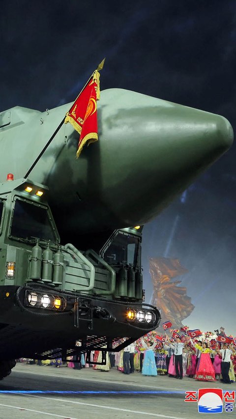 Di antara deretan senjata yang diarak, terdapat dua rudal antarbenua terbaru Korea Utara.