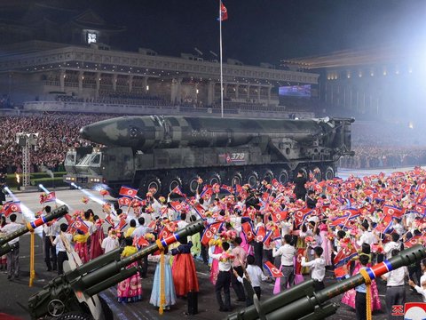 FOTO: Kim Jong-un Arak Senjata Korut di Depan Rusia dan China, Ada Rudal Antarbenua yang Bisa Jangkau AS