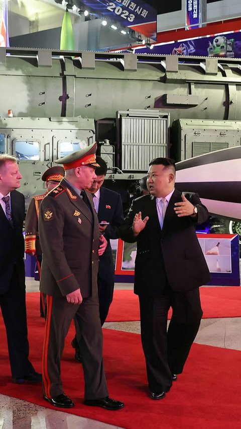 Kim Jong-un sebelumnya juga memperlihatkan kemajuan sistem persenjataan nuklir Korea Utara kepada Shoigu dalam sebuah pameran.