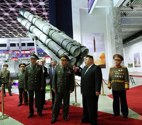 Menhan Rusia itu dibuat terkesima dengan deretan alutsiste tipe terbaru Korea Utara, seperti drone hingga rudal balistik antarbenua (ICBM) Hwasong-18 yang pernah diuji coba beberapa waktu lalu.