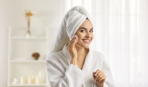 Jadi, sebelum mulai mencuci wajah, bersihkan wajah terlebih dulu dengan milk cleanser, cleansing oil, atau micellar water yang sesuai dengan kondisi kulitmu.