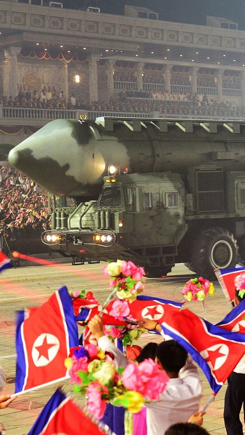 FOTO: Kim Jong-un Arak Senjata Korut di Depan Rusia dan China, Ada Rudal Antarbenua yang Bisa Jangkau AS