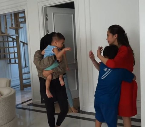 Nagita Slavina Jadi Rebutan Rafathar dan Rayyanza, Cipung Ngamuk Auto Pukul Aa