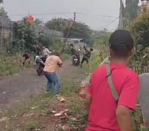 Bentrokan antara warga dengan debt collector atau mata elang (matel), pecah di Desa Bojong Nangka, Kecamatan Gunungputri, Kabupaten Bogor. Bentrokan itu pun viral di media sosial.