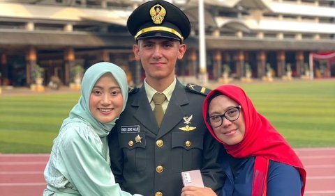 Pria keturunan Perancis tersebut tampak sedang berseragam TNI lengkap dengan topi dan pangkatnya. Dari foto tersebut, Enzo terlihat sangat gagah dan tampan.