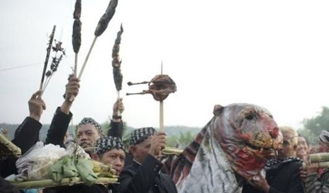 Sebelum rangkaian acara melempar lumpur dilakukan terlebih dahulu menyiapkan sesaji dan melakukan doa.