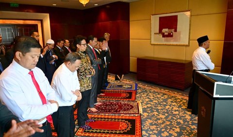 Presiden Joko Widodo (Jokowi) menunaikan ibadah salat Jumat di Hotel Shangri-La, Chengdu, China.