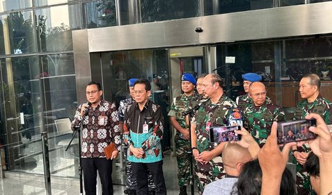 Komisi Pemberantasan Korupsi (KPK) mengakui khilaf atas penetapan tersangka dua prajurit TNI, Kepala Basarnas Marsekal Muda Henri Alfiandi dan Letkol Adm ABC selaku Koordinator Staf Administrasi.
