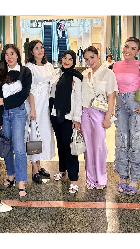 Saat kumpul arisan bareng geng cendol, istri Raffi Ahmad itu mengenakan tas Hermes. Tak main-main, harga tas slempang kecil Nagita sangat fantastis.