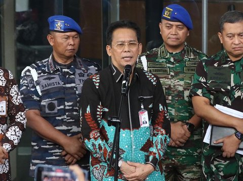 FOTO: Didatangi Barisan Puspom TNI, KPK Minta Maaf dan Mengaku Khilaf usai Tetapkan Kabasarnas Tersangka