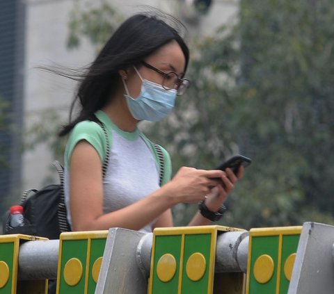 Belakangan, banyak warga yang terlihat kembali memakai masker. Namun, hal ini bukan disebabkan oleh pandemi Covid-19 yang merebak, melainkan karena kualitas udara Jakarta yang semakin memburuk.