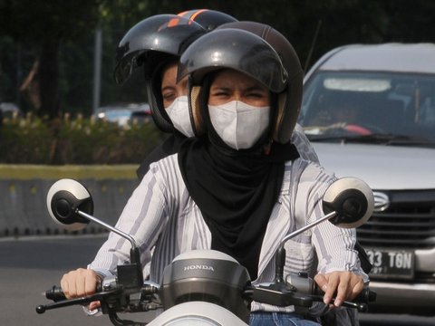 FOTO: Warga Ramai-Ramai Kembali Pakai Masker karena Polusi Buruk Jakarta