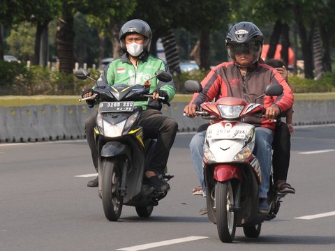 FOTO: Warga Ramai-Ramai Kembali Pakai Masker karena Polusi Buruk Jakarta