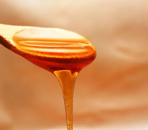 Yuk simak sepuluh cara minum madu yang benar supaya bisa mendapatkan manfaat yang besar.