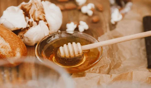 Hal ini dikarenakan kandungan antioksidan dan antibakteri yang terkandung dalam madu bisa meningkatkan sistem imun tubuh.