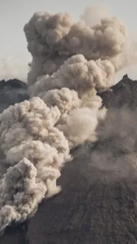 Potensi bahaya, kata Agus, saat ini berupa guguran lava dan awan panas pada sektor selatan-barat daya meliputi Sungai Boyong sejauh maksimal 5 km, Sungai Bedog, Krasak, Bebeng sejauh maksimal 7 km.