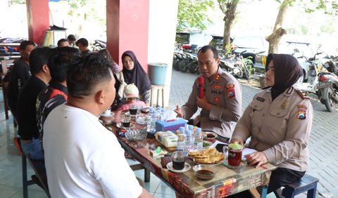 Curhatan disampaikan dalam forum Jumat Curhat yang berlangsung hangat di sekitar Stadion Kanjuruhan, Kepanjen, Kabupaten Malang, Jumat (28/7).