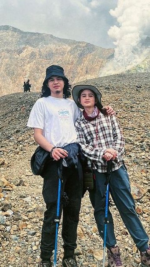 10 Momen Dul Jaelani dan Tissa Biani Naik Gunung Bareng, Kompak Banget!