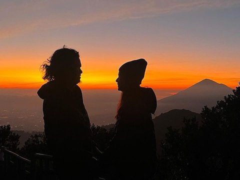 10 Momen Dul Jaelani dan Tissa Biani Naik Gunung Bareng, Kompak Banget!