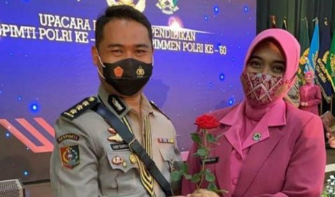 Asep Guntur memiliki seorang istri yang juga anggota Polri. Adalah AKBP Sumarni yang pernah menjabat sebagai Kapolres Sukabumi Kota. Tak hanya itu, AKBP Sumarni juga pernah bertugas di KPK.