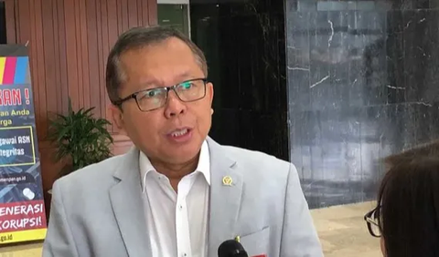 Anggota Komisi III DPR RI Arsul Sani meminta polemik KPK dengan TNI atas penetapan tersangka Kabasarnas diakhiri. Menurut Arsul, kasus ini harus terus diproses sesuai dengan prosedur.