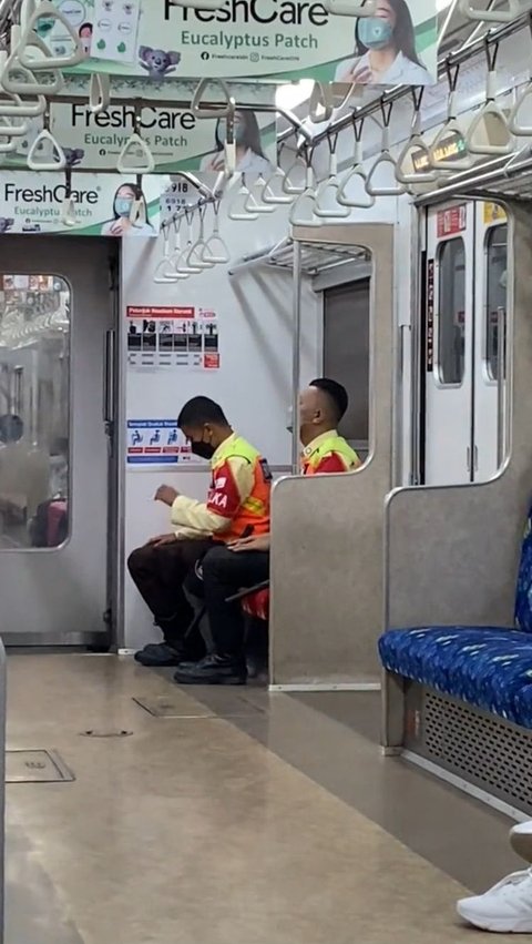 Viral Petugas KRL Salat Sambil Duduk di Kereta, Bikin Respect