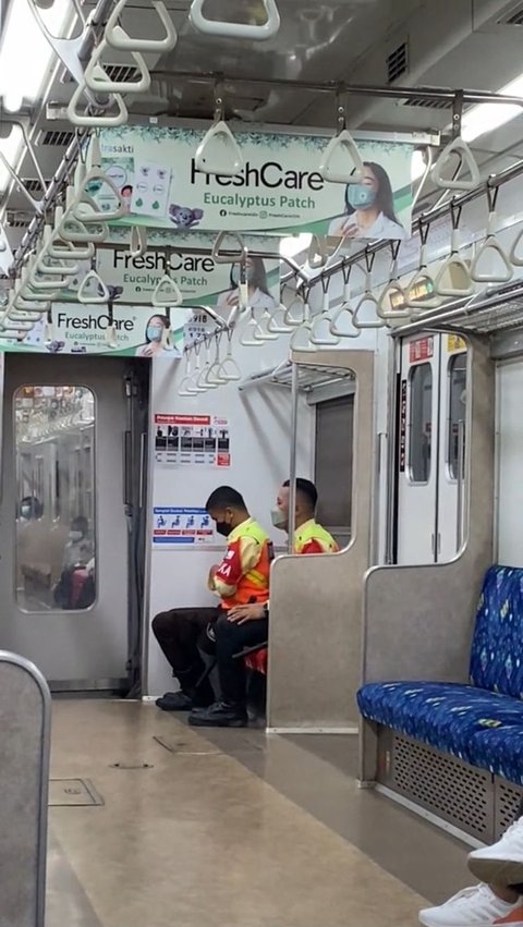 Viral Petugas KRL Salat Sambil Duduk di Kereta, Bikin Respect