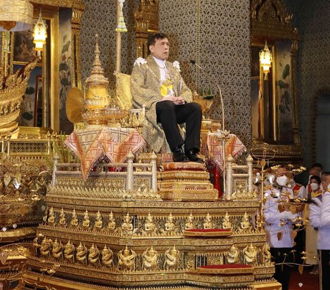 Raja Thailand, Maha Vajiralongkorn Bodindradebayavarangkun menggelar sebuah upacara untuk merayakan ulang tahunnya yang ke-71 pada Jumat, 28 Juli 2023. <br /><br />Pesta ulang tahun megah itu digelar di Grand Palace, Bangkok.