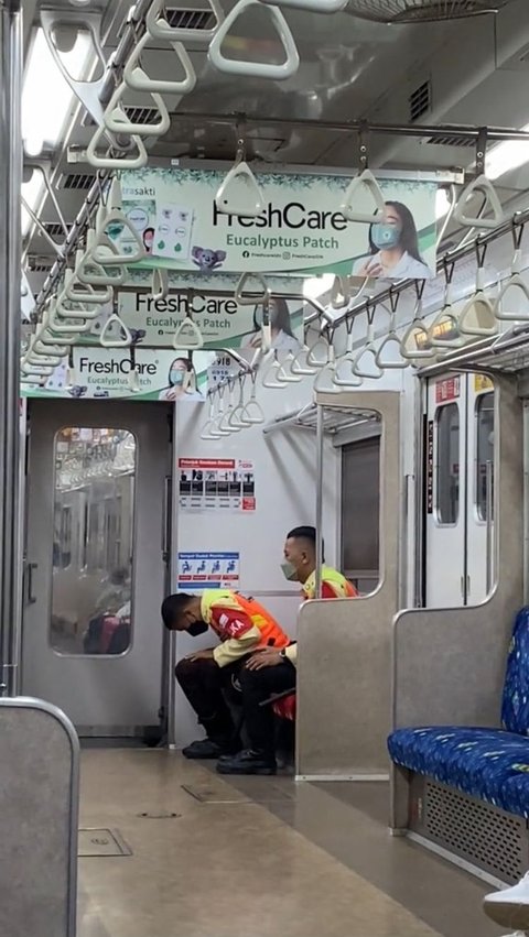 Viral Petugas KRL Salat Sambil Duduk di Kereta, Bikin Respect