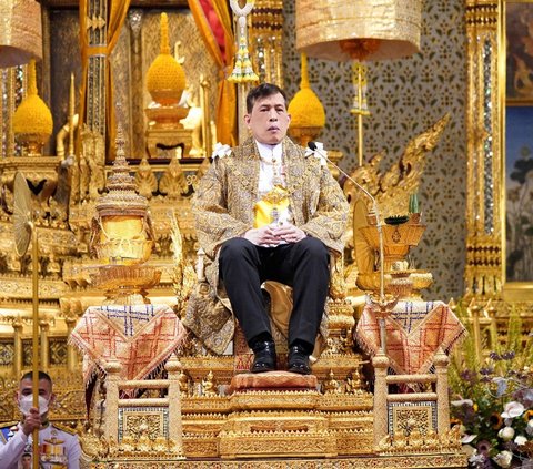 Raja Vajiralongkorn juga duduk di atas kursi singgasana megah berlapis emas. <br /><br />Di singgasana tersebut raja Thailand itu menyampaikan pidato yang disampaikan untuk para rakyatnya.